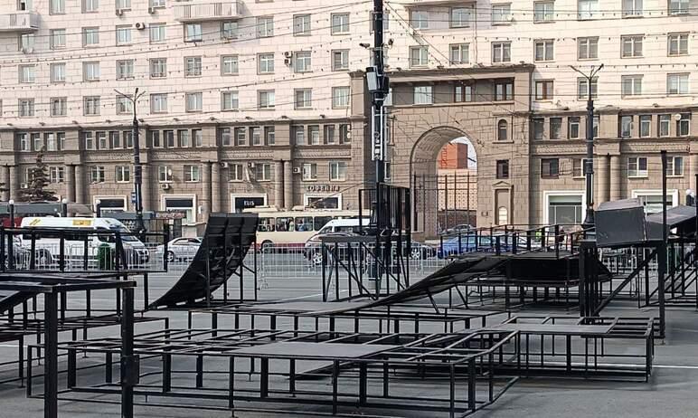 Фото В Челябинске на площади Революции начали монтировать скейт-парк