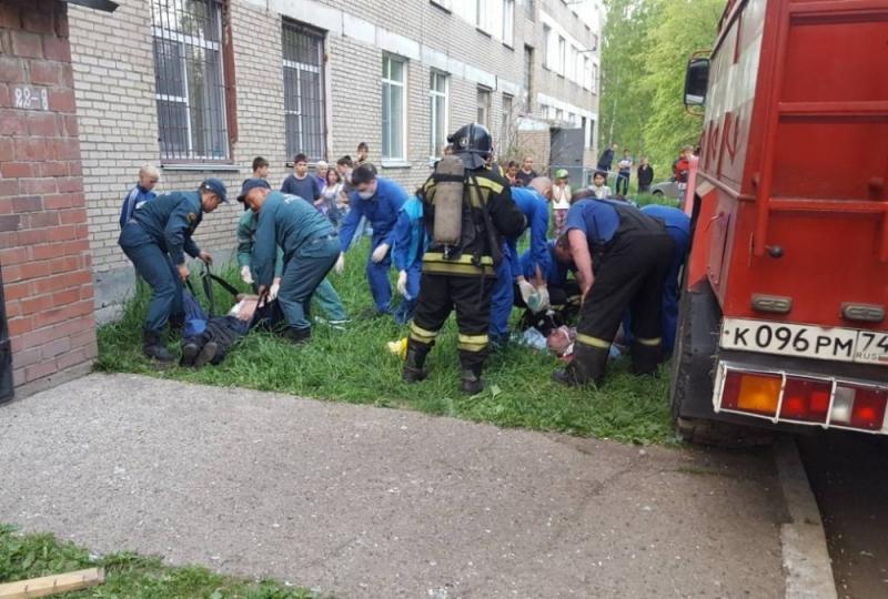 Фото В Челябинске из горящего общежития эвакуировали жильцов
