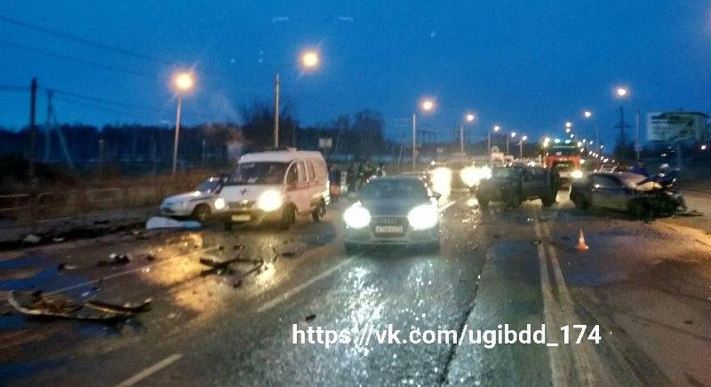 Фото В Челябинске столкнулись четыре авто, есть пострадавшие