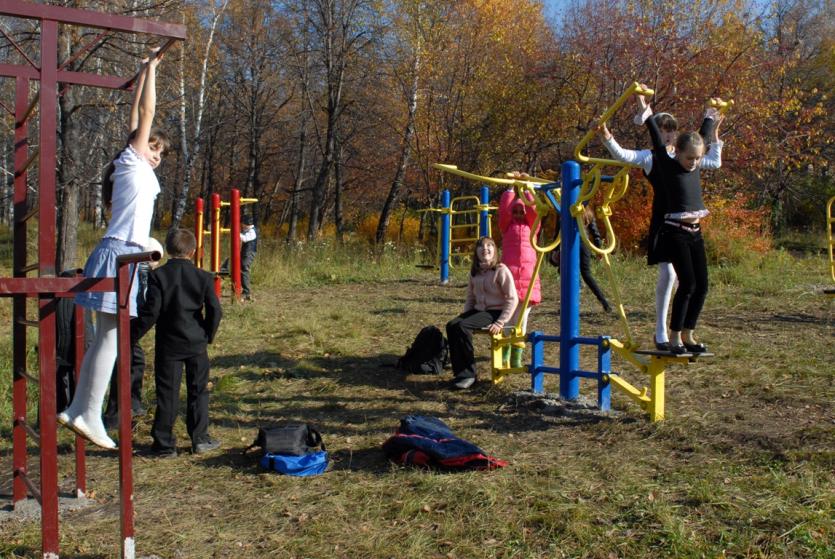 Фото В детском парке Златоуста появилась тропа здоровья и спортивные площадки 