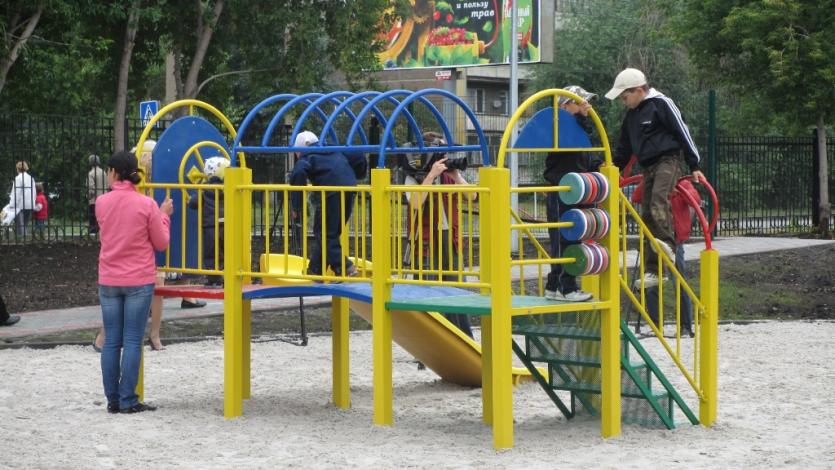 Фото Детские площадки в Челябинске, демонтированные проигравшими на выборах кандидатами,  будут установлены весной 2015 года