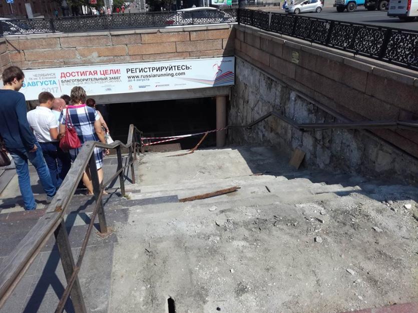 Фото Евгений Тефтелев о ремонте пешеходного перехода под площадью Революции: Вы там специально штукатурку не отковыривайте