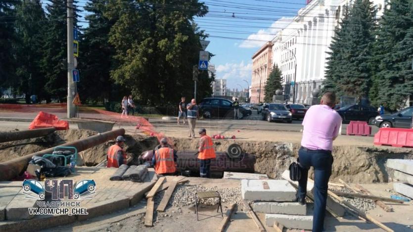 Фото Возле администрации Челябинска автомобиль скатился в траншею
