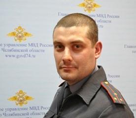 Фото Челябинский полицейский вытащил из горящего дома двух детей и их родителей