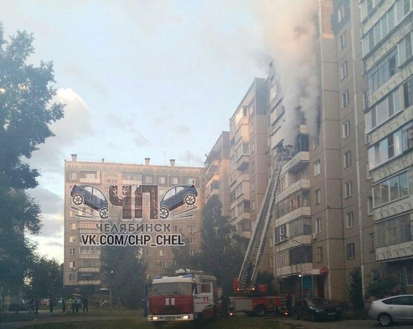 Фото Из-за пожара в Челябинске эвакуировали жильцов многоквартирного дома