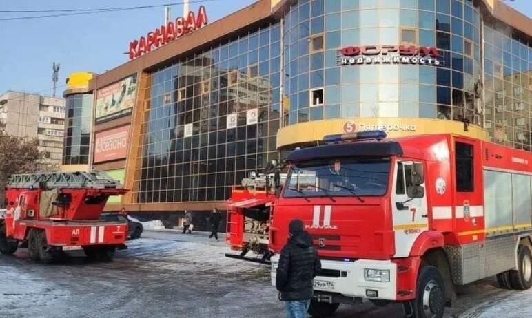 Фото В Челябинске из-за пожара в ТК «Карнавал» эвакуировались около 200 человек