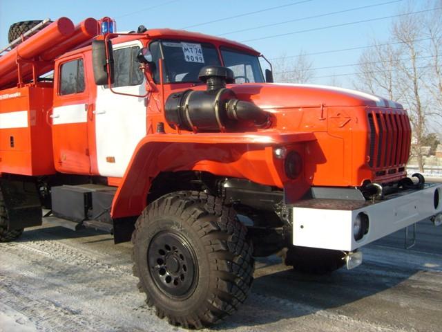 Фото Водитель сам приехал на горящем авто в пожарную часть