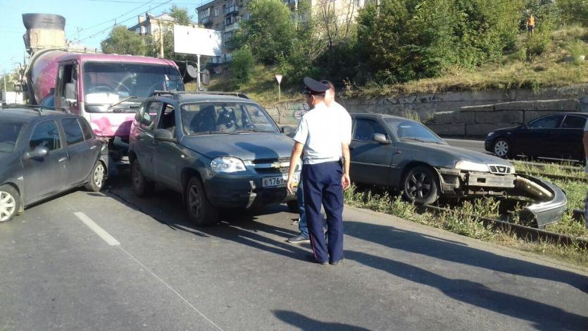 Фото Бетономешалка с отказавшими тромозами протаранила семь автомобилей в Челябинске
