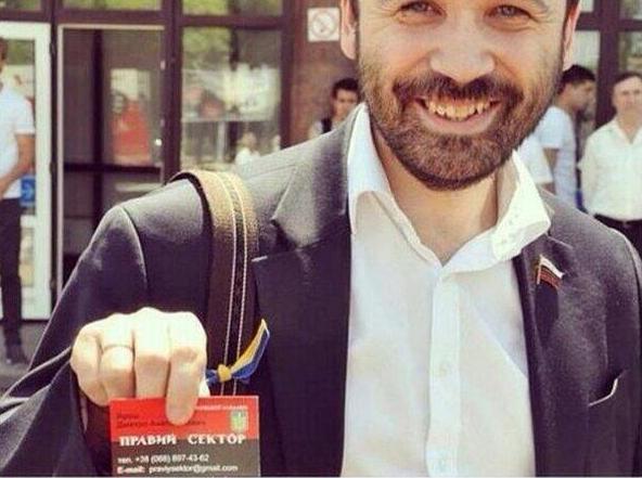 Фото Александр Хинштейн призвал лишить Илью Пономарева мандата депутата Госдумы за фотографию с визитной карточкой Яроша