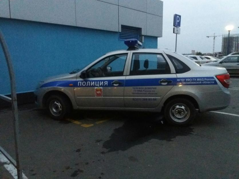 Фото В Челябинске сотрудники Росгвардии припарковали свою машину парковке для инвалидов