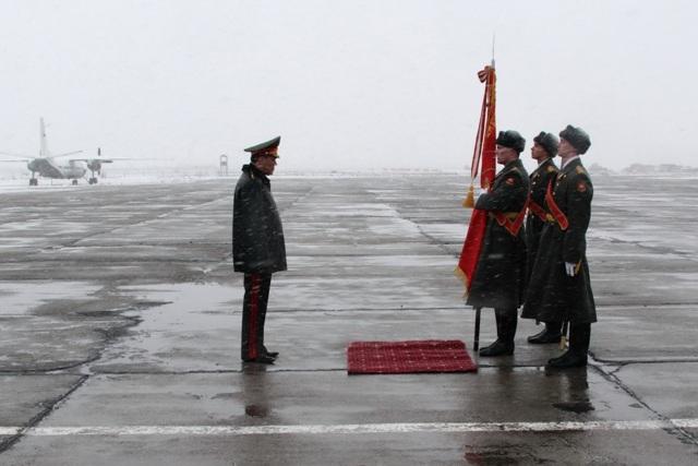 Фото Валерий Герасимов простился с Боевым Знаменем ЦВО