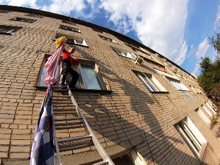 Фото Спасатели помогли челябинцу, пытавшемуся спуститься с третьего этажа по простыням