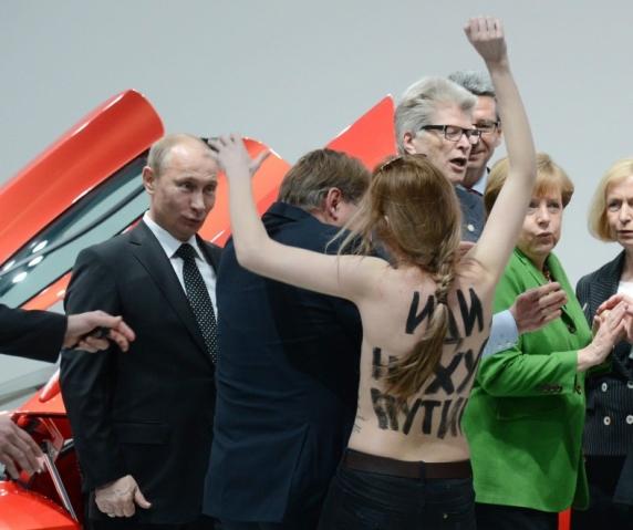 Фото Молодые девушки все чаще стали публично выражать свои чувства к Владимиру Путину