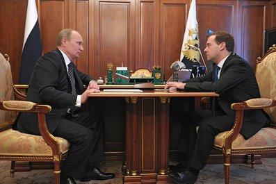 Фото Владимир Путин поручил Дмитрию Медведеву сформировать госкомиссию в связи с катастрофой российского самолета в Египте
