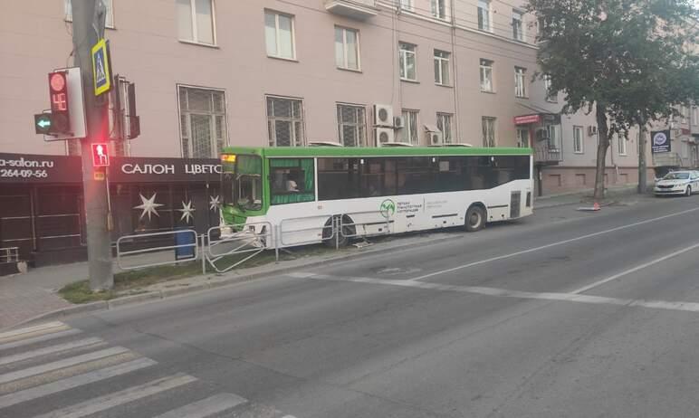 Фото В Челябинске пассажирский автобус вылетел на тротуар