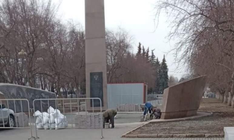 Фото В Челябинске подрядчик начал борьбу с провалами возле стелы «Город трудовой доблести»