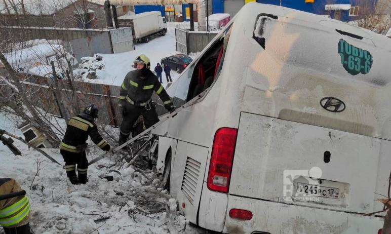 Фото В Челябинске автобус с пассажирами упал с моста