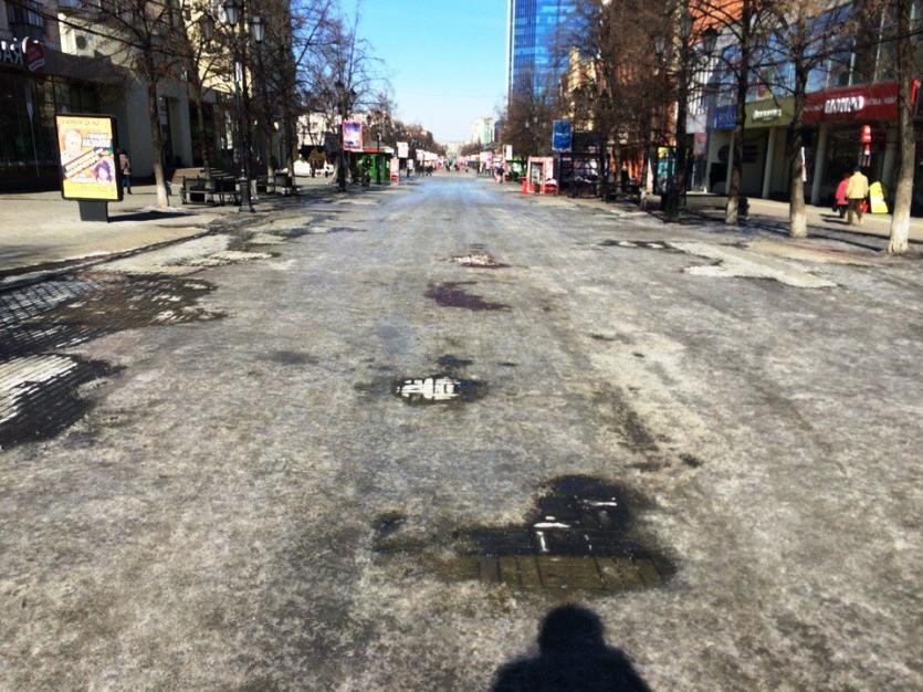 Фото Челябинцам рассказали, куда жаловаться на лед и грязь на тротуарах