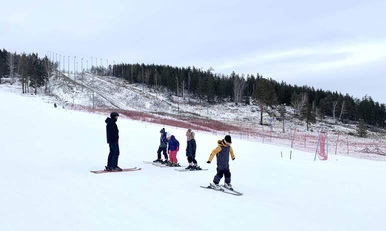 Фото Урок здоровья: в Челябинской области стартовали занятия для детей на горных лыжах и сноубордах