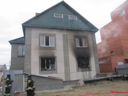 Фото Выпрыгивали из окон: в Челябинске на пожаре едва не погибли четыре человека