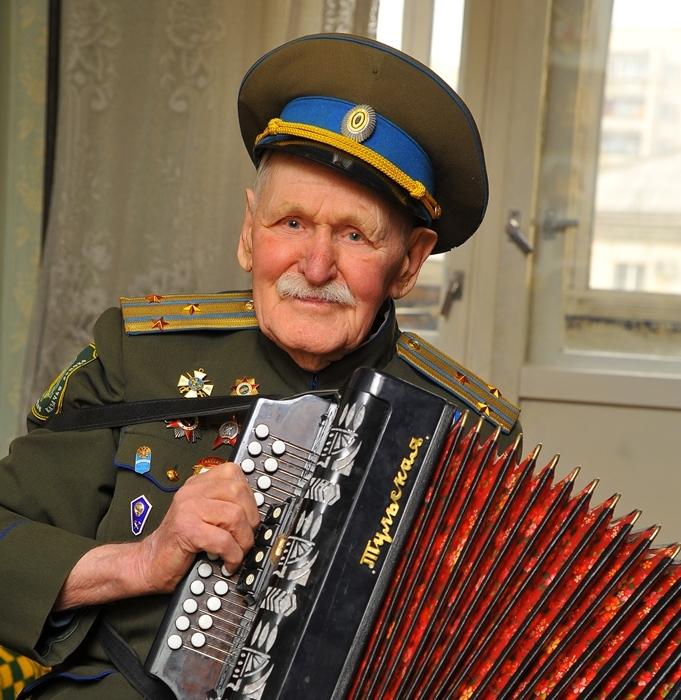 Фото Потомственный казак, ветеран ЧМК отметил 100-летний юбилей и получил из рук губернатора шашку