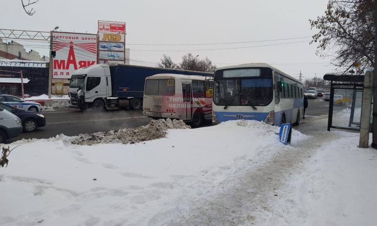 Фото В Челябинске рейсовый автобус снес дорожный знак после ДТП с фурой
