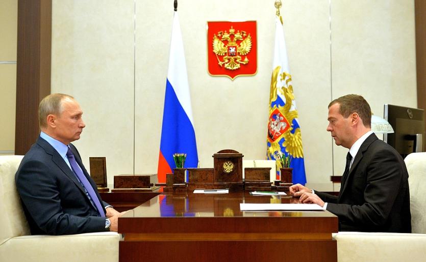 Фото Медведев рассказал Путину, где взять деньги