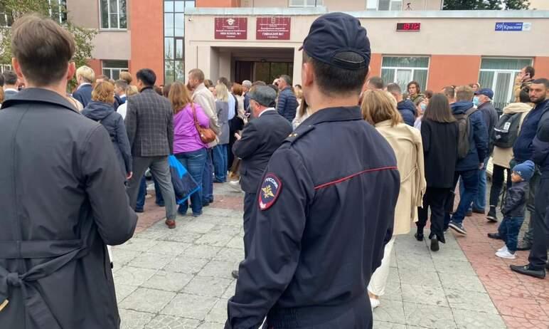 Фото Возле всех школ Челябинска дежурят полицейские и сотрудники ГИБДД