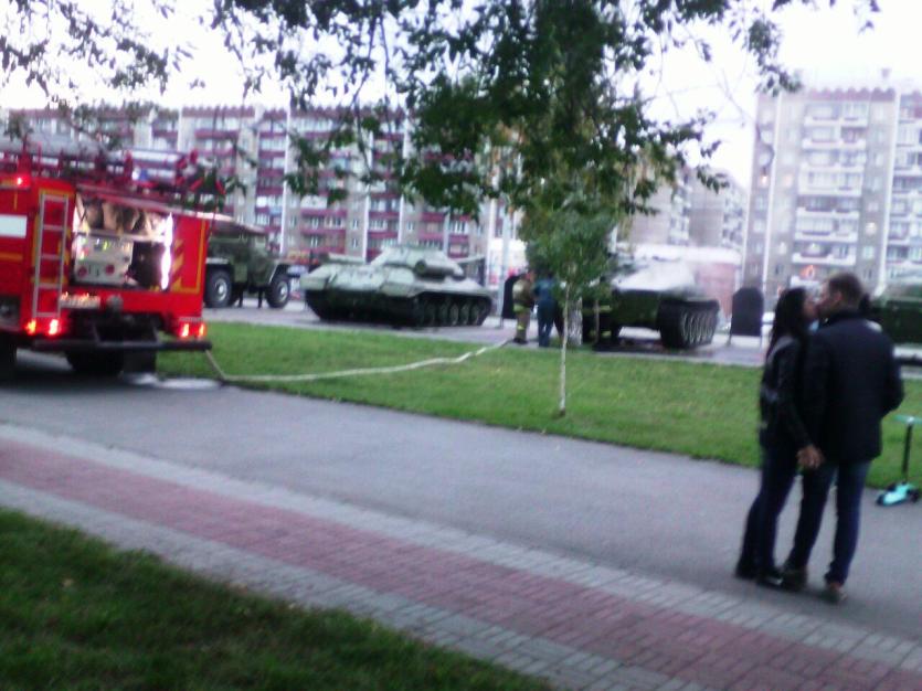 Фото В Саду Победы в Челябинске загорелся танк