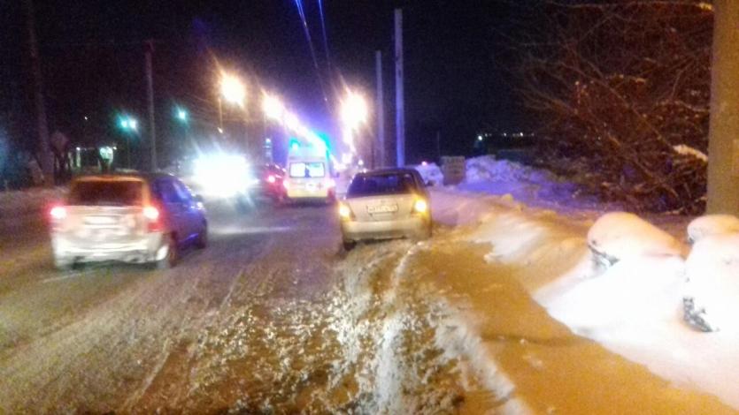 Фото В Челябинске столкнулись две Toyota Corolla, пострадал пешеход