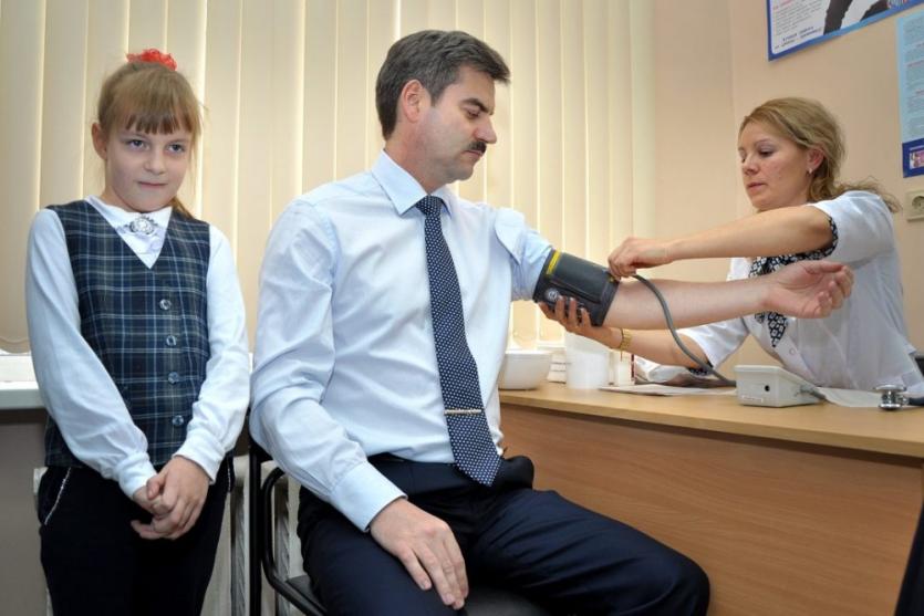 Фото Евгений Редин не изменяет традициям - сегодня вместе с дочкой он привился от гриппа
