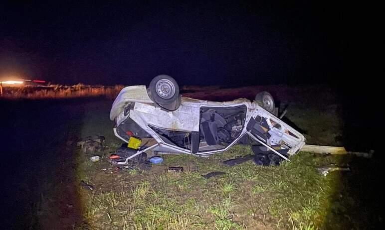 Фото В Челябинской области ВАЗ вылетел с трассы и опрокинулся, водитель и пассажир погибли