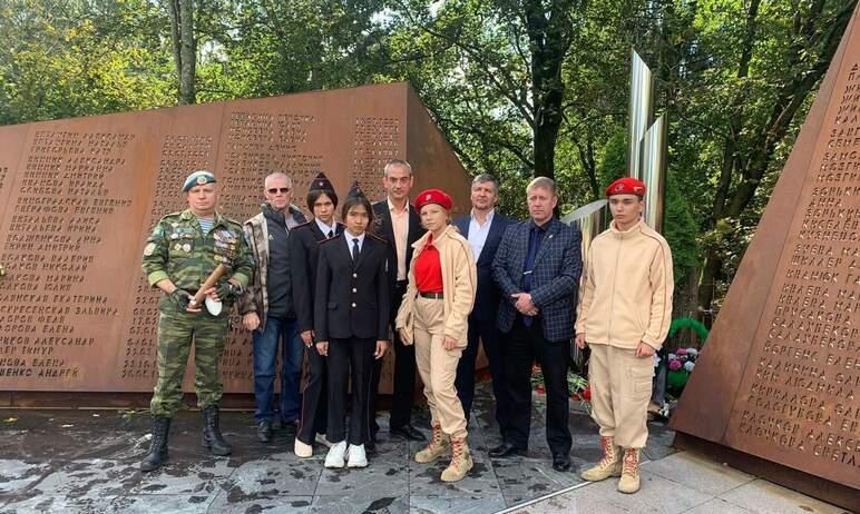 Фото Вечная память солдатам Великой Отечественной: «Землю доблести» Челябинской области доставили в Санкт-Петербург