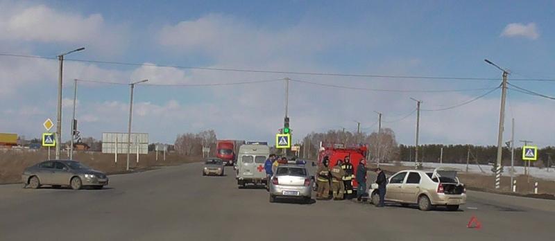 Фото В Южноуральске водитель «Рено Логан» спровоцировал ДТП, выехав на красный