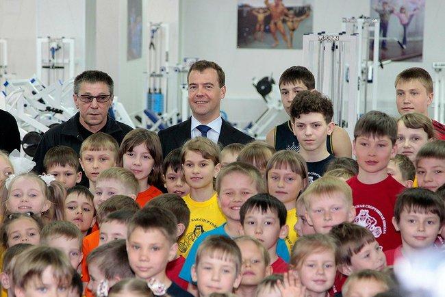 Фото Дмитрий Медведев предложил протестировать всех школьников на наркотики