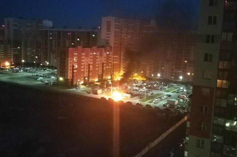 Фото Сам сгорел или помогли? В Челябинске устанавливают, почему ночью воспламенился «Мерседес»