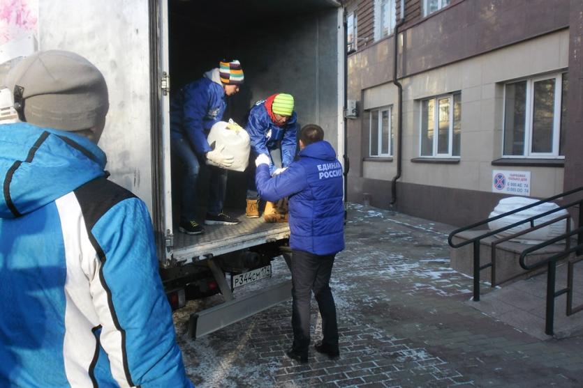 Фото Три фуры, груженые продуктами и теплыми вещами, отправились из Челябинска на Донбасс