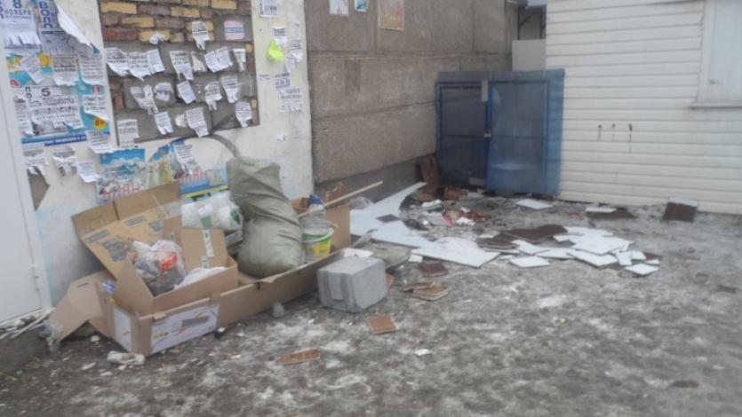 Фото В центре Магнитогорска рабочие устроили несанкционированную свалку