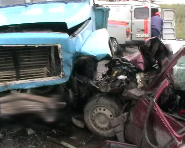 Фото В Усть-Катаве водитель иномарки сломал в ДТП ноги, руку и челюсть