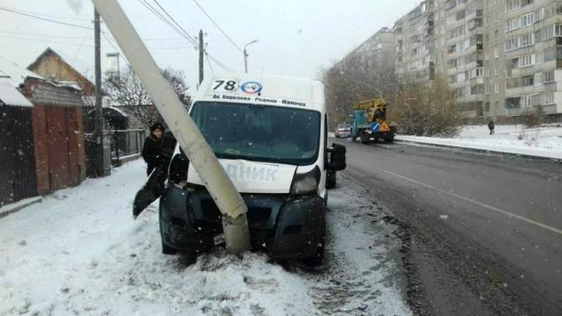 Фото Маршрутка сломала в Челябинске электроопору