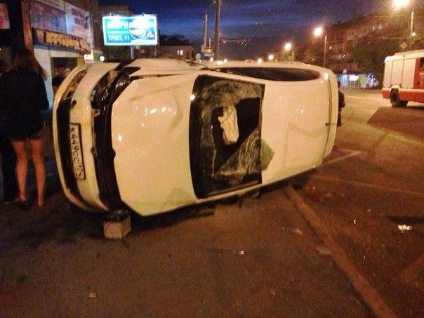 Фото Челябинский водитель сбил двух пешеходов и врезался в «четырнадцатую» ФОТО