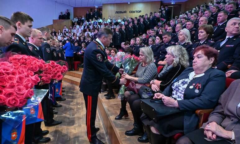 Фото В Челябинске память погибших на службе полицейских пришли почтить сотни их коллег