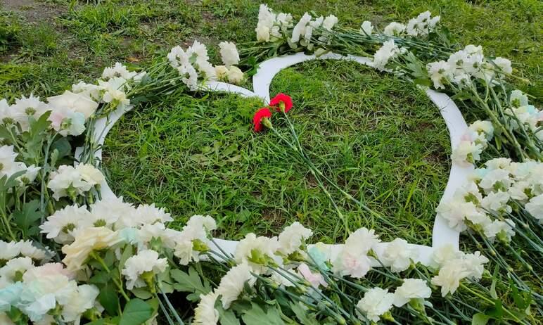 Фото Белые цветы к белому сердцу: в Коркино почтили память жертв теракта в Беслане