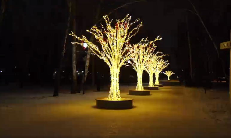 Фото В Челябинске под Новый год «посадили» светящиеся деревья