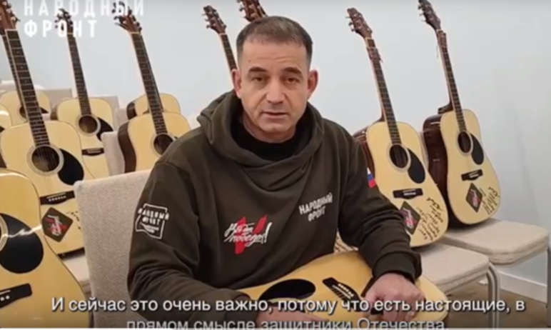 Фото Дмитрий Певцов подарил гитары бойцам в зону СВО