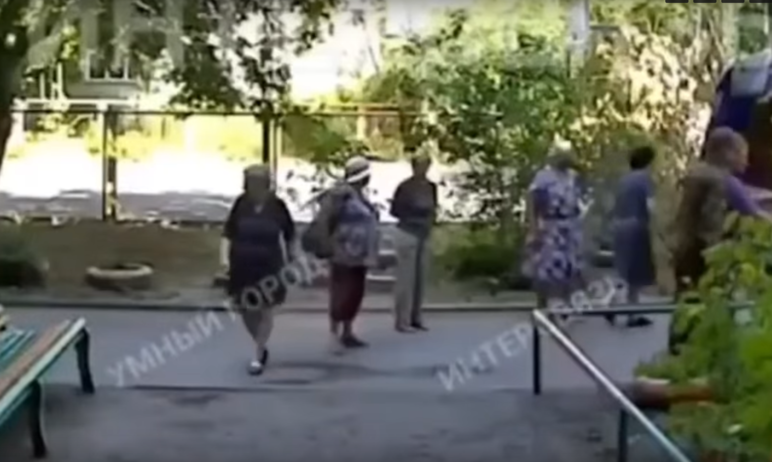 Фото Бабушки - огонь: челябинцы аплодируют пенсионеркам, отстоявшим лавочку во дворе