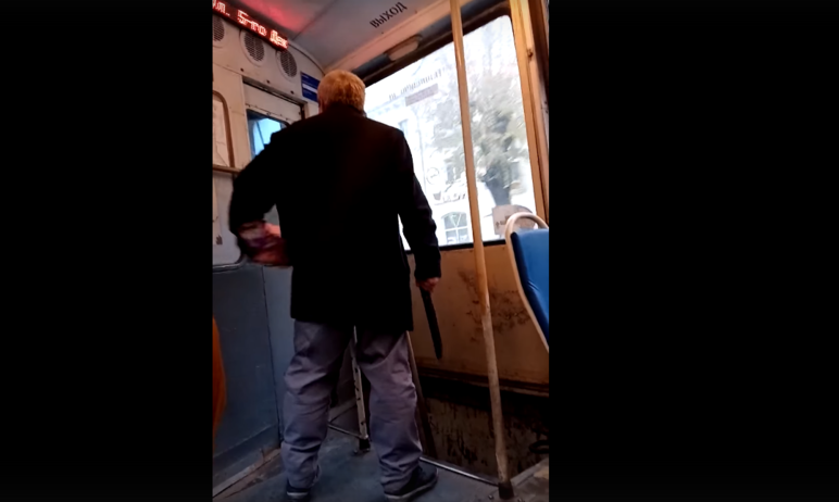 Фото Челябинцев перепугал мужчина  с оружием в руках
