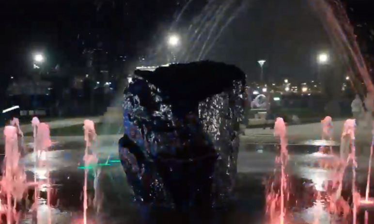 Фото В Саду камней Челябинска запустили фонтан с большой изюминкой