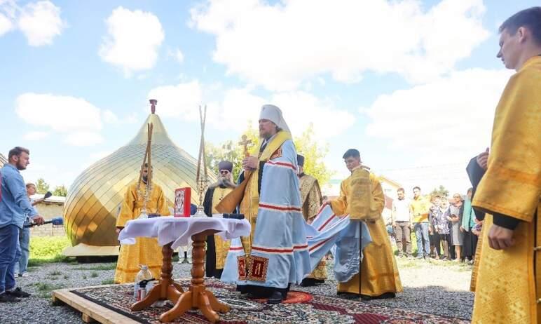 Фото В Сосновке освятили кресты и купола строящегося храма