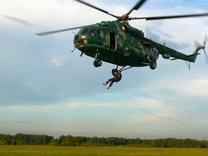 Фото Южноуральские спасатели учатся десантироваться с вертолетов без парашютов